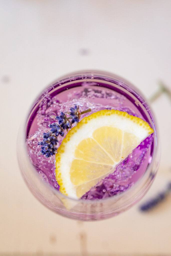 Blick in ein Glas mit Lavendel Spritz mit Prosecco