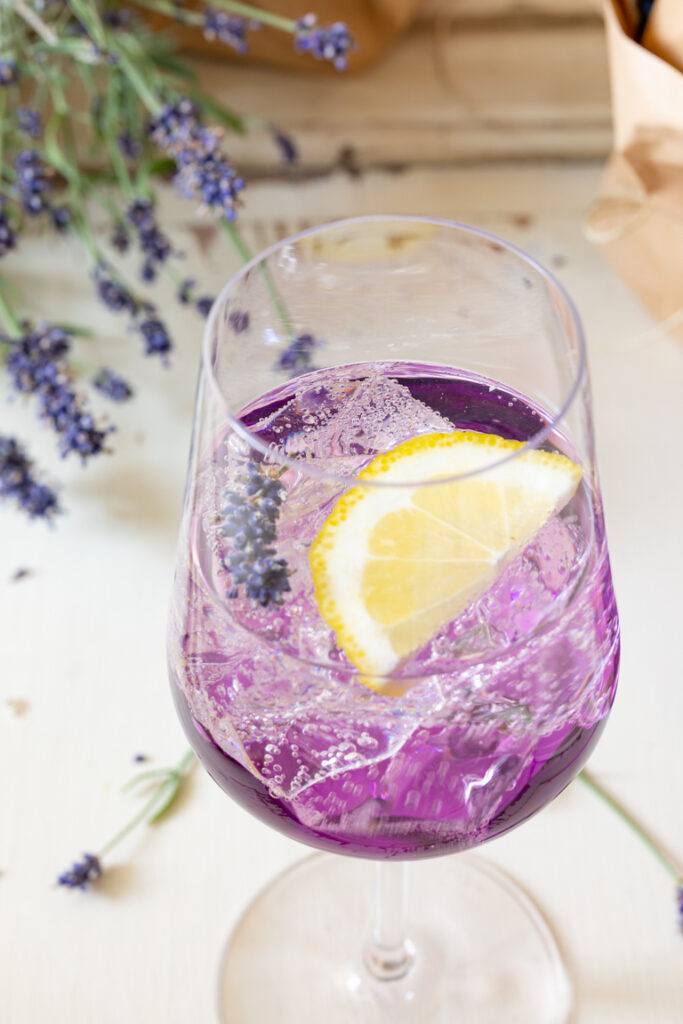 Erfrischender Lavendel Spritz im Glas zubereitet mit selbst gemachten Lavendelsirup