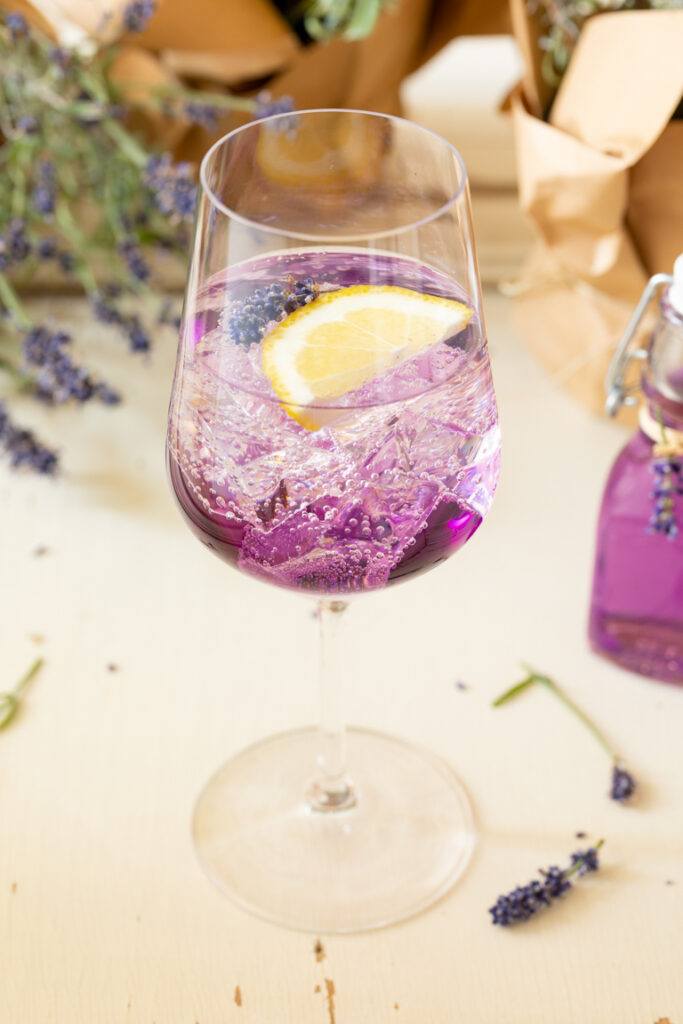 Erfrischender Lavendel Spritz mit Prosecco und selbst gemachten Lavendelsirup nach einem Rezept von Verena Pelikan