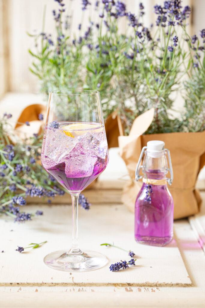 Lavendel Spritz zubereitet mit selbst gemachten Lavendelsirup nach einem Rezept von Verena Pelikan