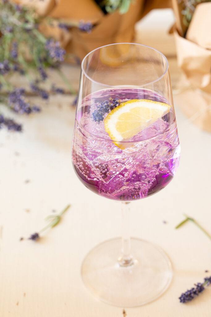 Erfrischender Lavendelspritzer mit SchlossManufaktur Muskateller Frizzante gemacht im Glas
