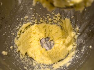 Butter mit Zucker cremig geruehrt fuer die Herstellung vom Ruehrteig fuer den Heidelbeerkuchen