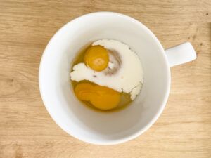 Eier mit einem Schuss Milch fuer die Eierschwammerl Eierspeise verquirlen
