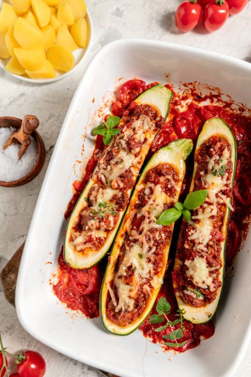 Gefuellte Zucchini mit Faschiertem und Kaese in Ofenform mit Tomatensauce dazu gemacht nach einem Rezept von Verena Pelikan