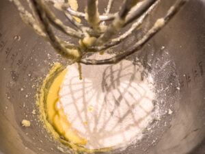 Mehl und Backpulver in die Butter Ei Masse geben