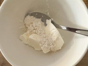 Sauerrahm und Mehl zu einem Tagerl zum Binden vom Eierschwammerlgulasch vermengen