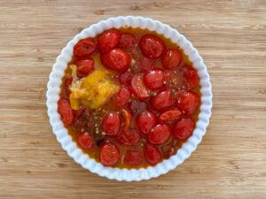 Karamellisierte Tomaten mit Sud in Quicheform geben
