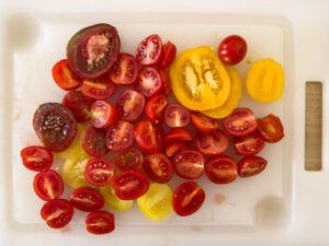 Tomaten halbieren oder in Scheiben in schneiden