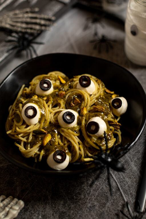Green Monster Pasta mit Augen aus Mozzarella und Oliven als schnelles gruseliges Halloween Essen