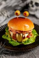 Vegetarischer Monster Burger als gruseliger Halloween Burger