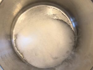 Zucker in Topf karamellisieren fuer die Zubereitung vom Feigenchutney