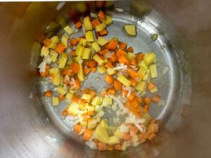 Zwiebel Karotten und Erdaepfel anbraten fuer die Champignonsuppe