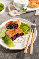 Rotkrautstrudel mit Speck serviert mit Knoblauchdip und knackigen Salat