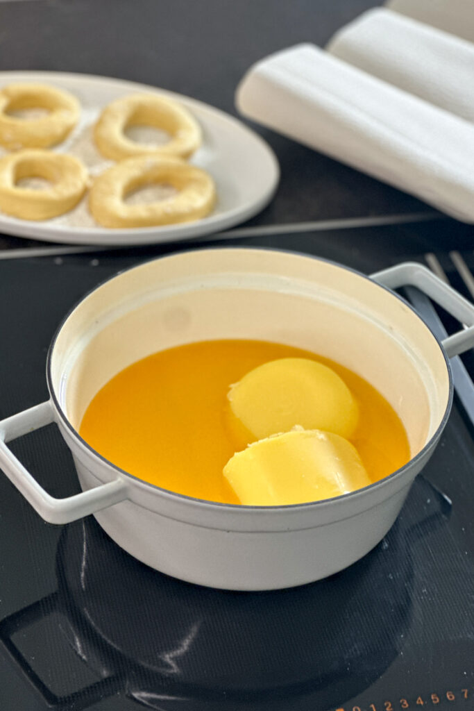 Butterschmalz schmelzen zum Ausbacken der selbst gemachten Donuts ohne Backform