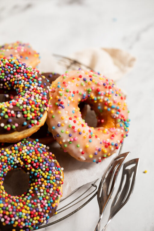 Selbst gemachte Donuts mit bunten Streuseln fuer den Kindergeburtstag gemacht nach einem Rezept von Verena Pelikan