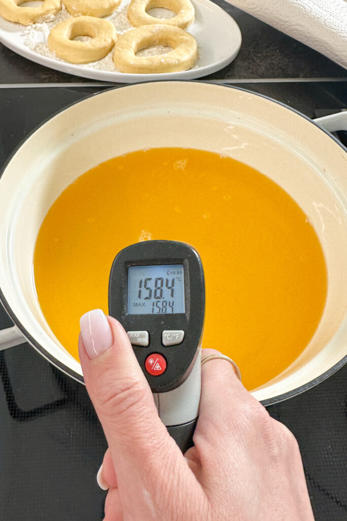 Temperatur vom Butterschmalz messen bevor die Donuts darin ausgebacken werden